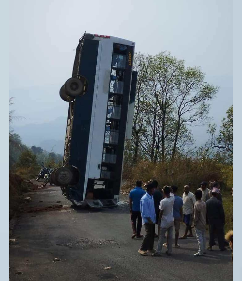 पोखरामा पल्टियो बस