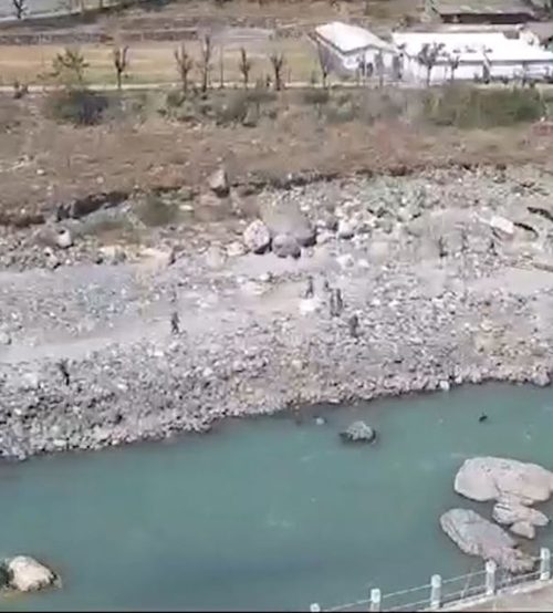 दार्चुलाको हिरासतबाट भागेका थुनुवालाई समात्न खोज्दा लडेर प्रहरी जवानको मृत्यु