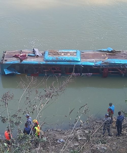 त्रिशूलीमा खस्यो बस : ७ जनाको मृत्यु,४० बढी घाइते