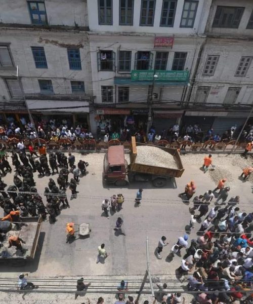 न्यूरोडमा महानगर र सडक विभागको घम्साघम्सी,अवरोधकैबीच विभागले थाल्यो कालोपत्रे