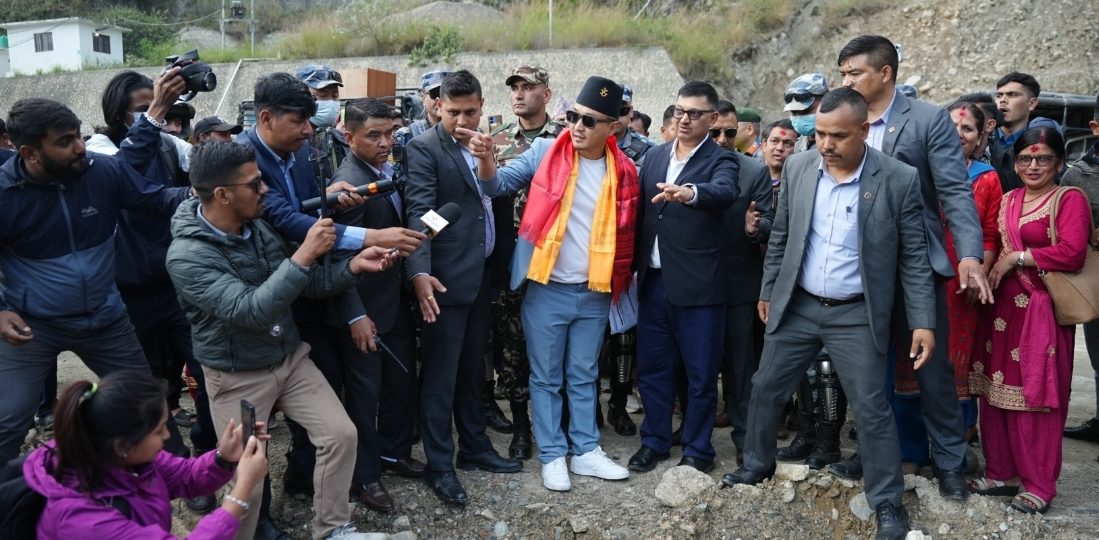 रोशी खोलाको स्थलगत निरीक्षणमा पुगे गृहमन्त्री गुरुङ