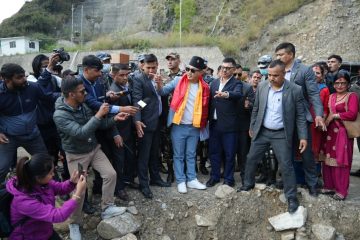 रोशी खोलाको स्थलगत निरीक्षणमा पुगे गृहमन्त्री गुरुङ