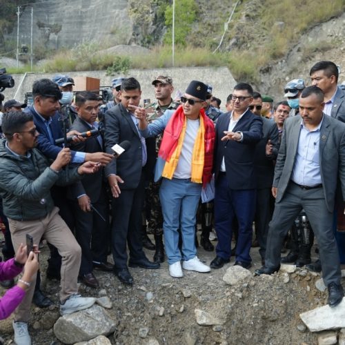 रोशी खोलाको स्थलगत निरीक्षणमा पुगे गृहमन्त्री गुरुङ