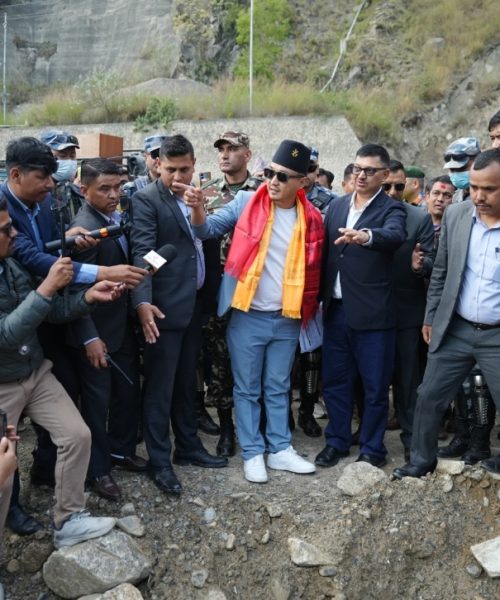 रोशी खोलाको स्थलगत निरीक्षणमा पुगे गृहमन्त्री गुरुङ