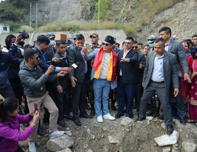 रोशी खोलाको स्थलगत निरीक्षणमा पुगे गृहमन्त्री गुरुङ
