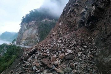 मुग्लिन–नारायणगढ सडकखण्डका विभिन्न स्थानमा पहिरो