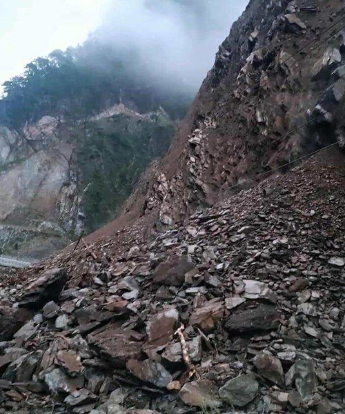 मुग्लिन–नारायणगढ सडकखण्डका विभिन्न स्थानमा पहिरो