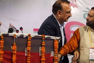 देउवा समूह: विमलेन्द्र निधि र डा. प्रकाशशरण महतबीच मञ्चमै भनाभन,तपाईंहरू हट्नुस्, म बुझ्छु’ भन्दै मन्चमै कड्किय निधि