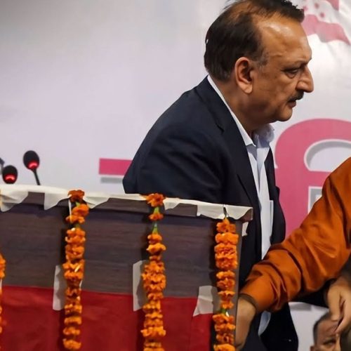 देउवा समूह: विमलेन्द्र निधि र डा. प्रकाशशरण महतबीच मञ्चमै भनाभन,तपाईंहरू हट्नुस्, म बुझ्छु’ भन्दै मन्चमै कड्किय निधि