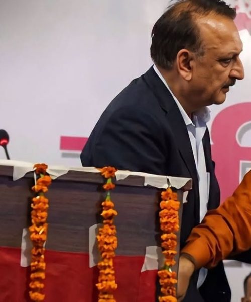 देउवा समूह: विमलेन्द्र निधि र डा. प्रकाशशरण महतबीच मञ्चमै भनाभन,तपाईंहरू हट्नुस्, म बुझ्छु’ भन्दै मन्चमै कड्किय निधि
