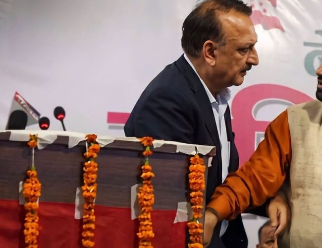 देउवा समूह: विमलेन्द्र निधि र डा. प्रकाशशरण महतबीच मञ्चमै भनाभन,तपाईंहरू हट्नुस्, म बुझ्छु’ भन्दै मन्चमै कड्किय निधि